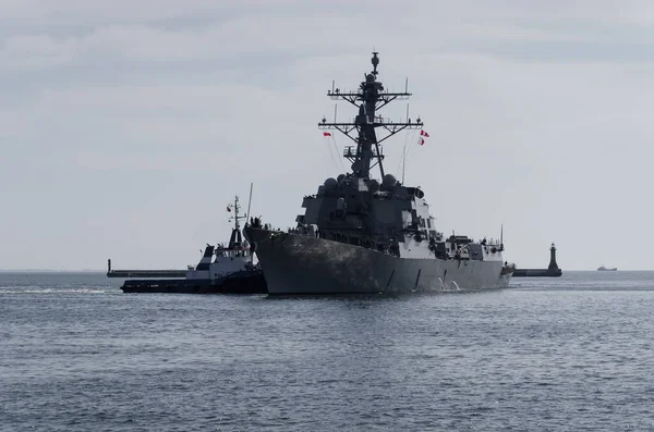 Warship Amerikaanse Marine Geleide Raketvernietiger Manoeuvres Haven Bijgestaan Door Een — Stockfoto