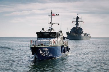 GDYNIA - POLAND - 2021: Limandaki Denizcilik ofisi ve Amerikan savaş gemisi 