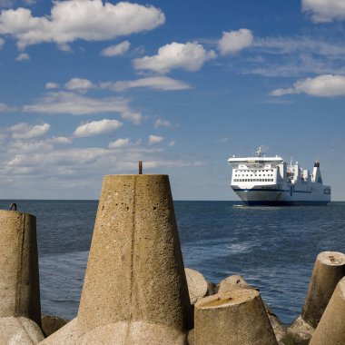 MARITIME TRANSORT - Limana giden yolcu feribotu