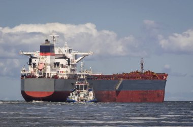 BULK Taşıyıcı - Gemi limandan denize hareket ediyor römorkörle güvenli