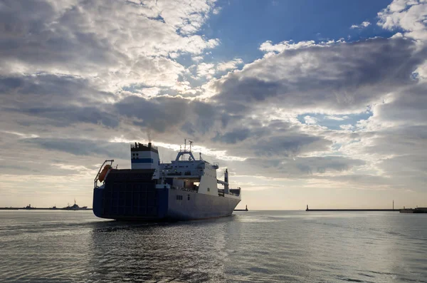 MERCHANT VESSEL - Gemi limandan denize yelken açıyor 