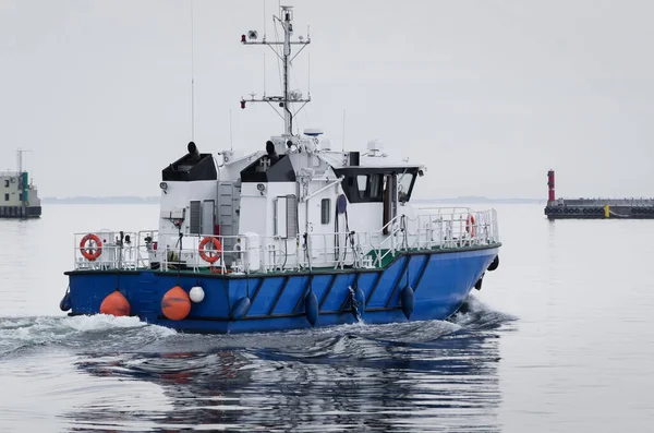 Moderno Motorboat Lancha Rápida Oficina Naval Está Maniobrando Puerto Marítimo — Foto de Stock