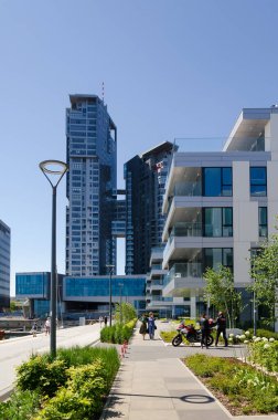 GDYNIA / POLAND - 2021: SEA TowER kompleksinin modern mimarisi ve YACHT Park mülkünün prestijli bir ilçesi