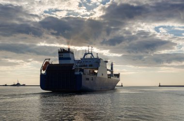 MERCHANT VESSEL - Gemi limandan denize yelken açıyor 