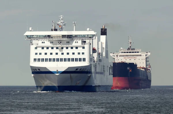 Transportes Marítimos Ferry Boat Passageiros Graneleiro Navegável Para Porto — Fotografia de Stock