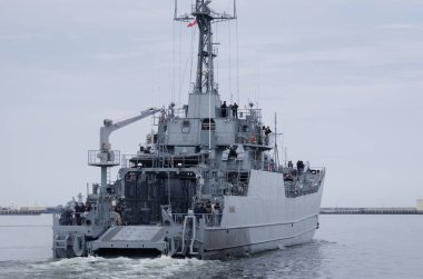 GDYNIA / POLAND - 2020: Polonya Donanması 'na ait bir çıkarma gemisi denize açılıyor