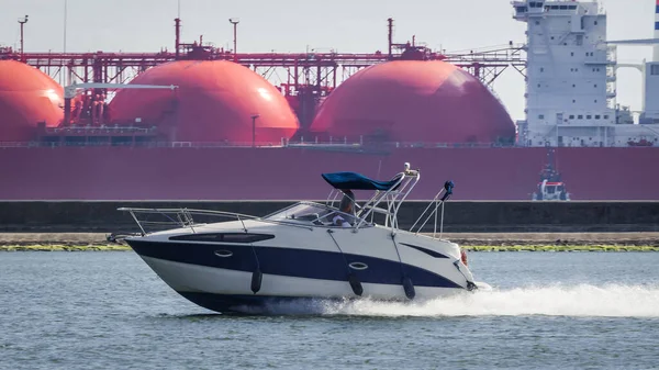 MOTORBOAT VE LNG TANKER - Eğlence teknesi denize açılıyor