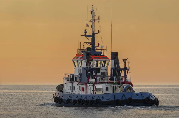 Tugboat Yardımcı Gemi Gün Doğumunda Denize Açılacak — Stok fotoğraf