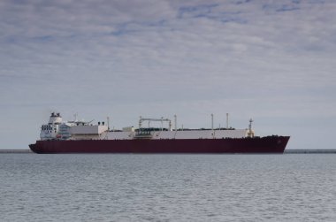 LNG TANKER - Swinoujscie 'deki gaz terminalinde gemi ve römorkörler manevra yapıyor