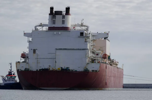 Tanque Gnl Buques Remolcadores Están Maniobrando Terminal Gas Swinoujscie — Foto de Stock