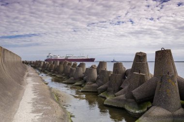 DOLOS VE LNG TANKER - Liman ve deniz kıyılarının somut korunmasının arka planına karşı gemi
