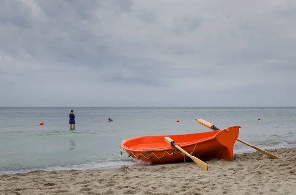구명보트 해변에서 관광객들의 위험하다 — 스톡 사진