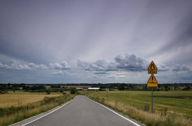 Yol ve Gökyüzü - Tarlaların ve güzergahın üzerinde resim gibi bulutlar