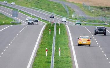 Otoyol - Modern bir yolda araba trafiği 