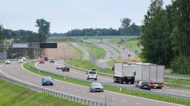 Otoyol - Modern bir yolda araba trafiği 