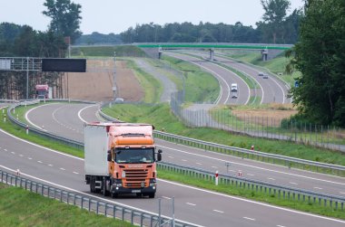 Batı Pomeranya - POLAND - 2121 Modern bir otoyolda araba trafiği