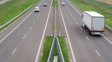 Otoyol - Modern bir yolda araba trafiği 