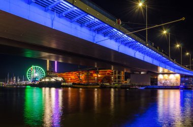 SZCZECIN, Batı POMERANYAN - POLAND - 2021: Nehir üzerinde renkli bir köprü ve limana demirlemiş bir gemi ve yatlar 