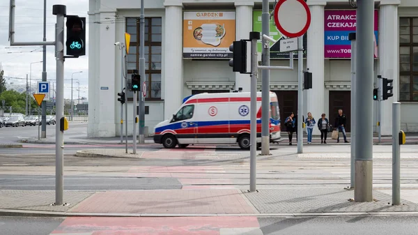 波兹南 2021年 一辆救护车穿过十字路口 — 图库照片