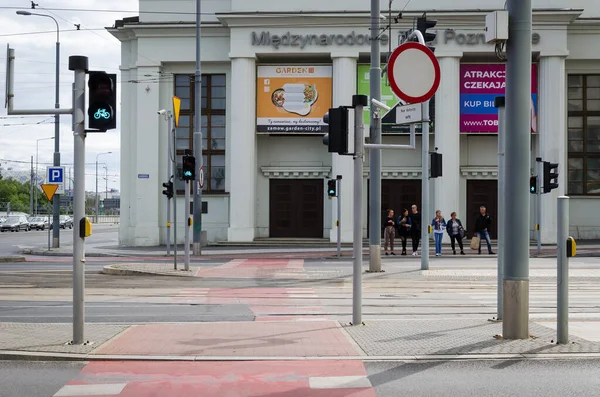 波兹南 2021年 十字路口设有红绿灯的行人过街天桥和自行车道 — 图库照片