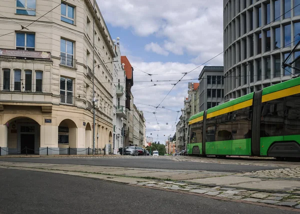 波兹南 2021年 一辆现代化的电车穿过了城市的街道 — 图库照片
