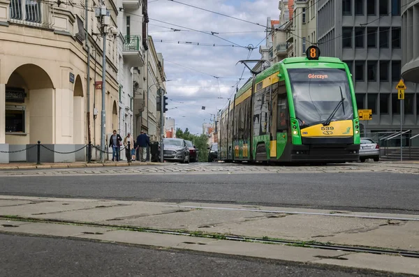 Poznan Polónia 2021 Bonde Moderno Atravessa Ruas Cidade — Fotografia de Stock