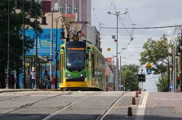 Познан Поланд 2021 Современный Трамвай Ходит Улицам Города — стоковое фото