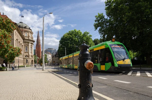 Poznan Pologne 2021 Tramway Moderne Traverse Les Rues Ville — Photo