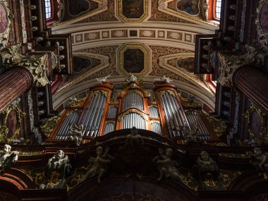 POZNAN - POLAND - 2021: Daimi Yardım Bakanlığımızın Üniversite Bazilikası 'nda sunak 