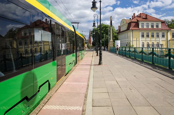 Познан Поланд 2021 Современный Трамвай Стоит Остановке — стоковое фото