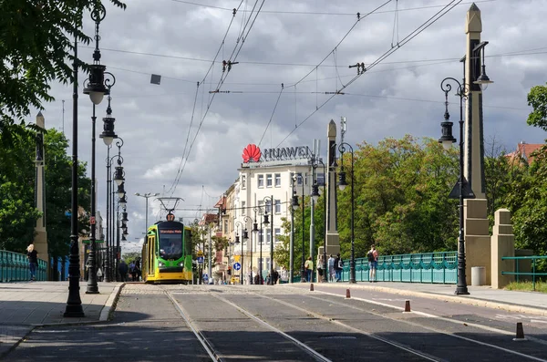 波兹南 2021年 一辆现代有轨电车停靠在车站 — 图库照片