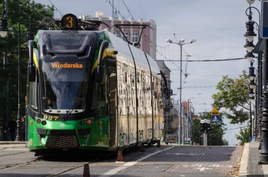 POZNAN - POLAND - 2021: Modern bir tramvay şehrin sokaklarından geçiyor 