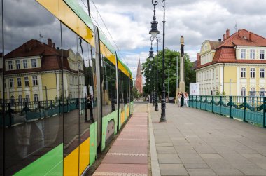 POZNAN - POLAND - 2021 Modern bir tramvay durakta duruyor