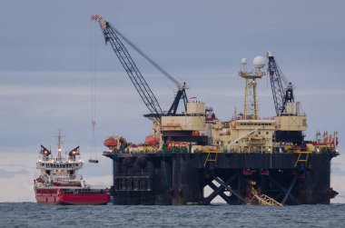 PIPE LAYER Platformu - Bir gaz boru hattı inşaatında denizde çalışıyor 