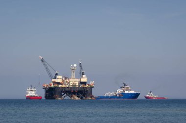 PIPE LAYER Platformu - Bir gaz boru hattı inşaatında denizde çalışıyor 