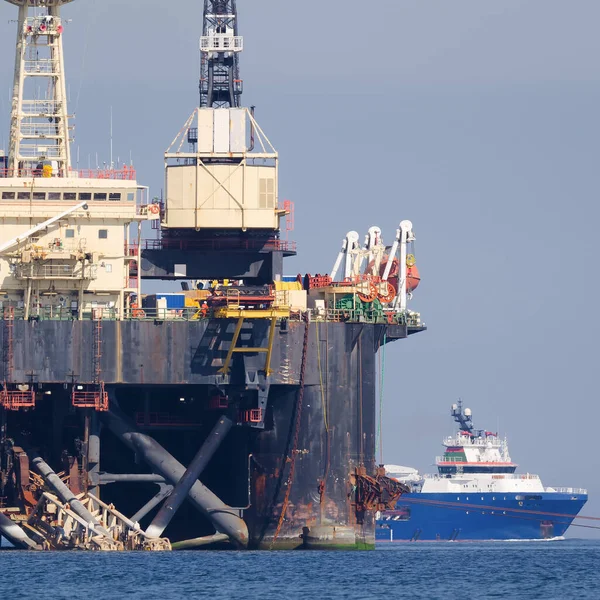 PIPE LAYER Platformu - Bir gaz boru hattı inşaatında denizde çalışıyor 