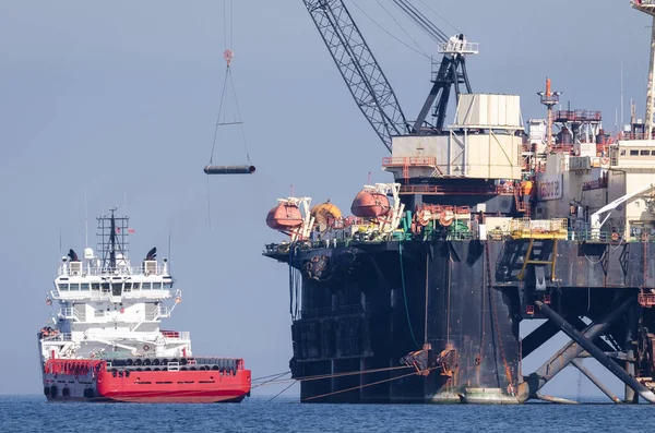 BALTIC SEA - POLAND - 2021: boru katmanı platformu ve kıyı ötesi gemi bir doğalgaz boru hattı inşaatında çalışıyor 