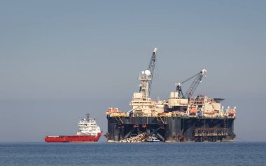 PIPE LAYER Platformu - Bir gaz boru hattı inşaatında denizde çalışıyor 