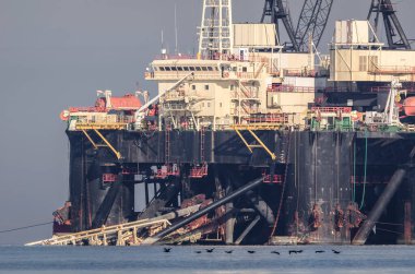 PIPE LAYER Platformu - Bir gaz boru hattı inşaatında denizde çalışıyor 