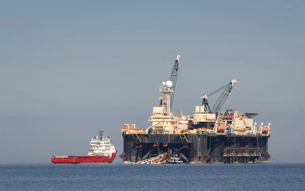 PIPE LAYER Platformu - Bir gaz boru hattı inşaatında denizde çalışıyor 