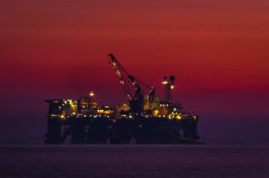PIPE LAYER PLANTFORM VE SUNRISE - Bir gaz boru hattı inşaatında çalışıyor 