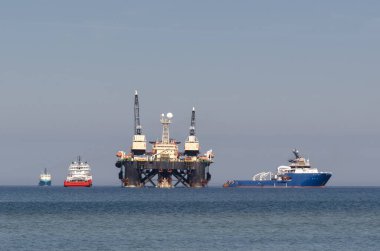 PIPE LAYER Platformu - Bir gaz boru hattı inşaatında denizde çalışıyor 