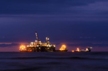 PIPE LAYER Platformu - Bir gaz boru hattı inşaatında denizde çalışıyor 