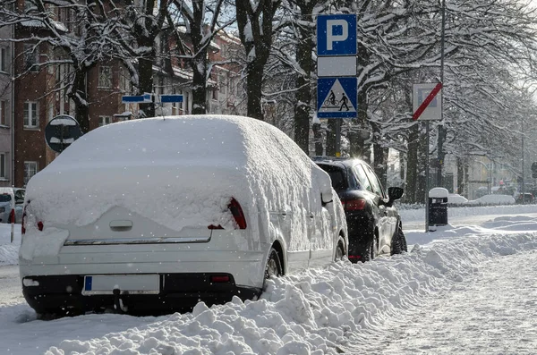 城中的冬季防盗车 雪地覆盖的车辆 — 图库照片