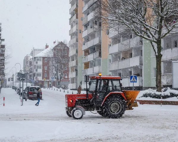 Winter Attack 一辆公路服务车辆在城市的街道上与积雪作斗争 — 图库照片