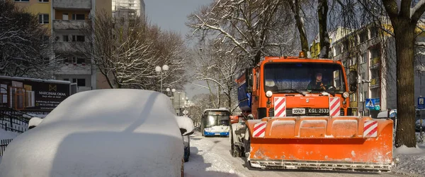 Klobrzeg West Pomeranian Poland 2021 雪犁在城市的街道上工作 — 图库照片