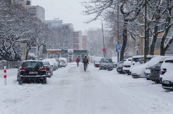 Kolobrzeg West Pomeranian Poland 2021 Trafik Gatorna Snötäckt Vinterstad — Stockfoto