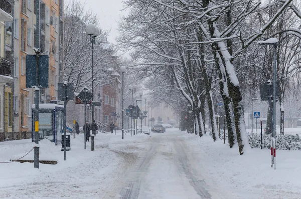 Ataque Invierno Tráfico Las Calles Una Ciudad Invernal Cubierta Nieve — Foto de Stock