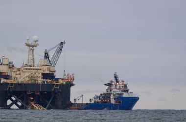 PIPE LAYER Platformu - Bir gaz boru hattı inşaatında denizde çalışıyor 