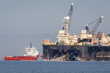 PIPE LAYER Platformu - Bir gaz boru hattı inşaatında denizde çalışıyor 